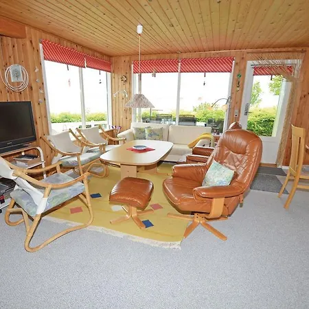 Three-bedroom Holiday With A Fireplace 109 *