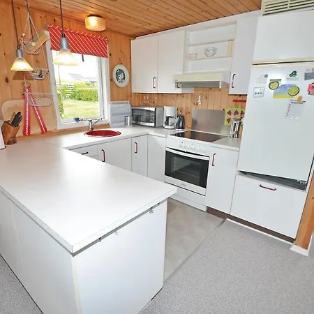 Дом отдыха Three-bedroom Holiday With A Fireplace 109